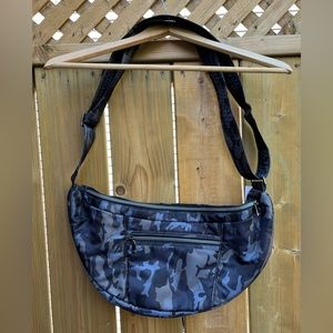 Lug boomerang navy camo crossbody bag new with tags. Lightweight & comfortable